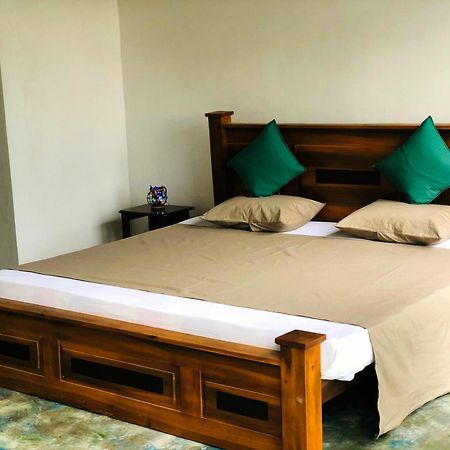 Barefoot Inn Κάντι Εξωτερικό φωτογραφία